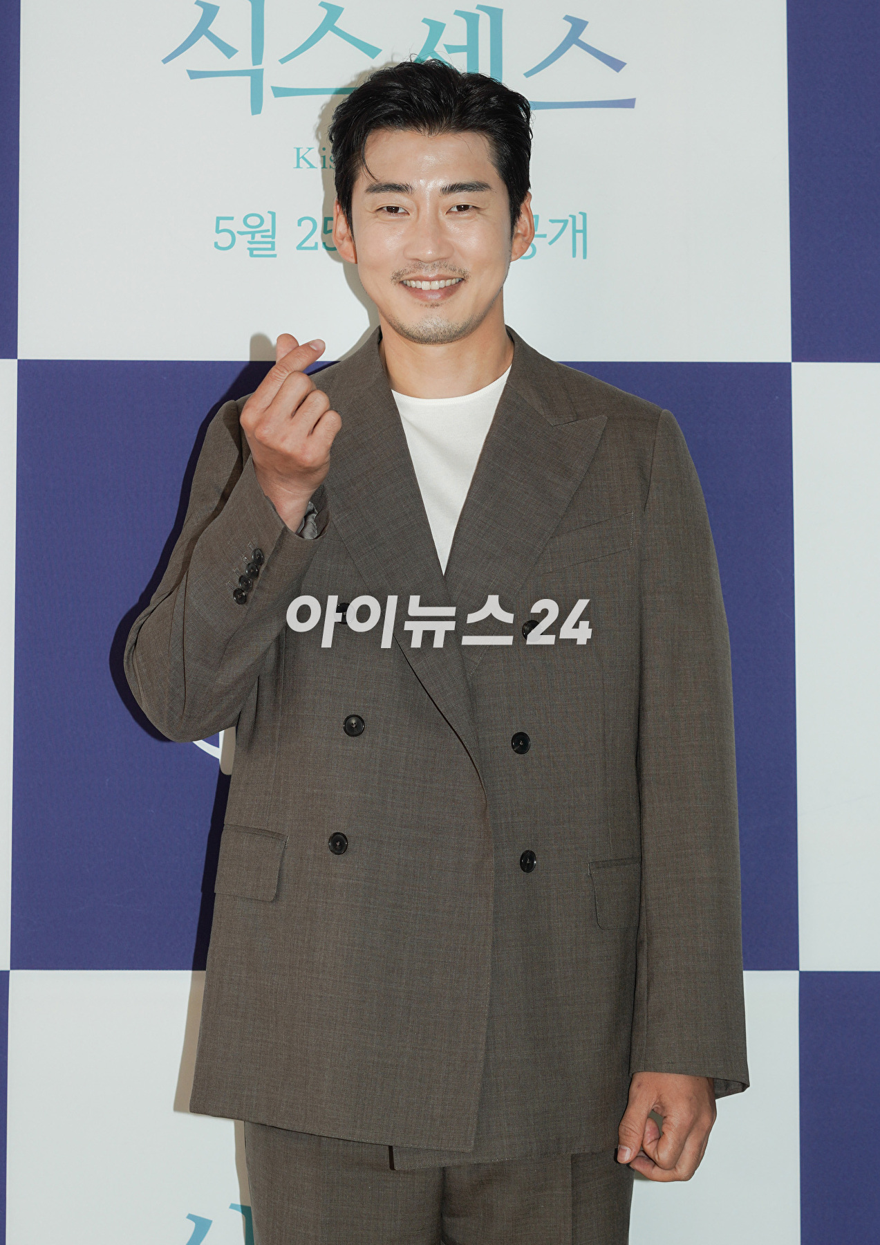 배우 윤계상이 25일 온라인으로 진행된 디즈니+ 오리지널 &#39;키스 식스 센스&#39; 제작발표회에 참석해 포즈를 취하고 있다. [사진=디즈니+]