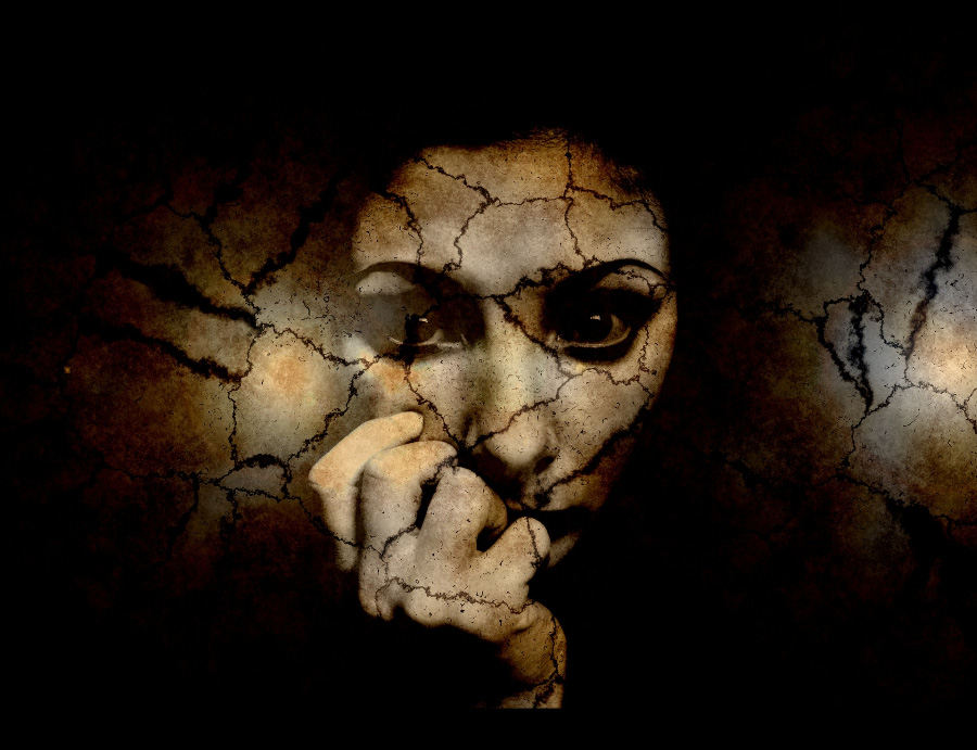 공황장애가 있는 여성이 얼굴과 손이 금이 가면서 갈라지는 것으로 증상이 심해지고 있다는 것을 표현한 이미지 사진