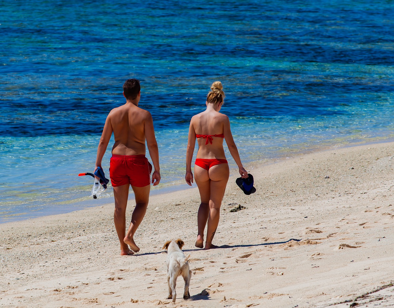 해변에서 함께 걸어가는 부부