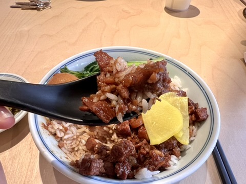 왼쪽에 장아찌 류 같은 반찬은 셀프입니다. 같이 먹으면 더 맛있음. 아리라이장원지점 상하이 혼밥 맛집