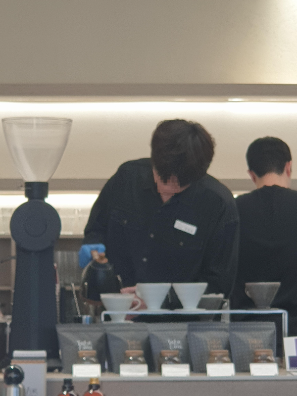 브루잉 중인 직원. 브뤼스타로 푸어 중이다.