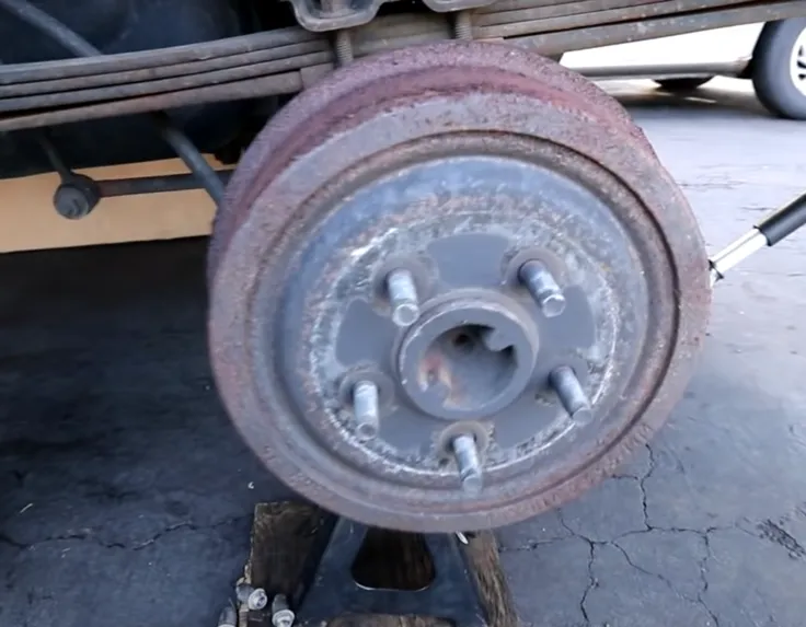 드럼 브레이크와 디스크 브레이크 비교