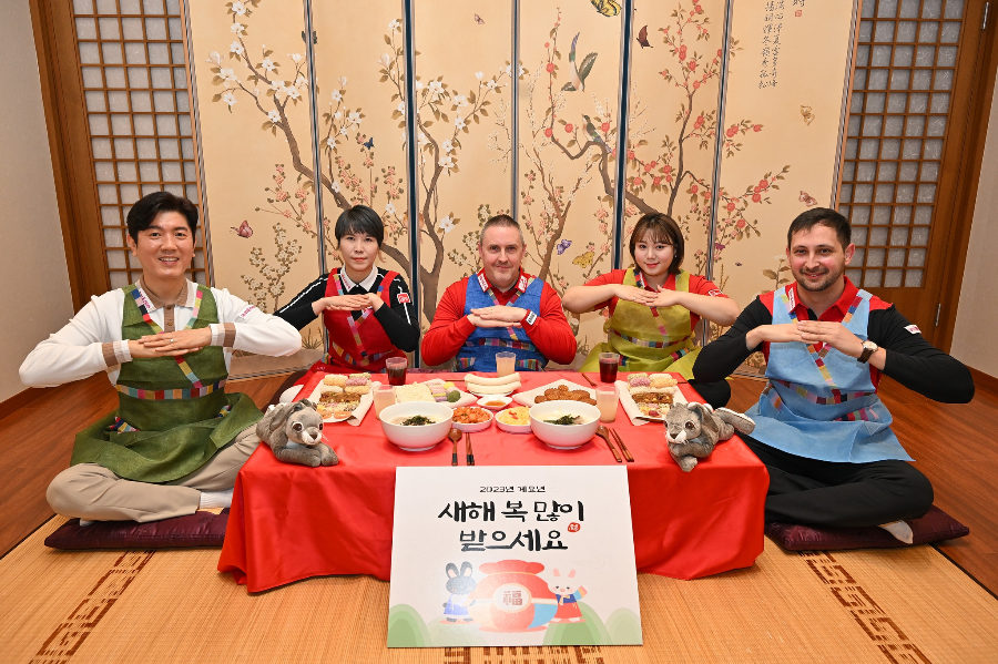 웰컴저축은행 PBA-LPBA 챔피언십에 출전한 프로당구선수들이 새해인사를 하고 있는 모습 - 왼쪽부터 김재근, 오수정, 쿠드롱, 김예은, 다비드 마르티네스