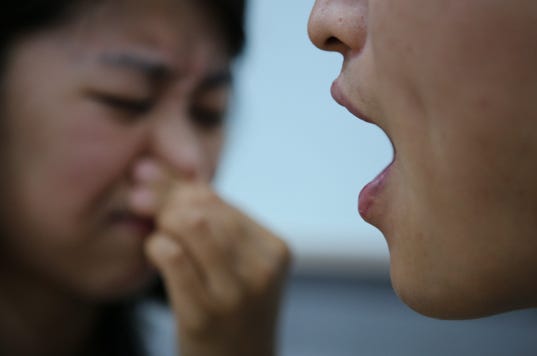 입냄새가 나는 모습