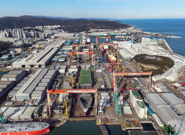 HD현대중공업이 창사 이래 처음으로 여름철 출퇴근 복장으로 반바지와 샌들 착용을 허용