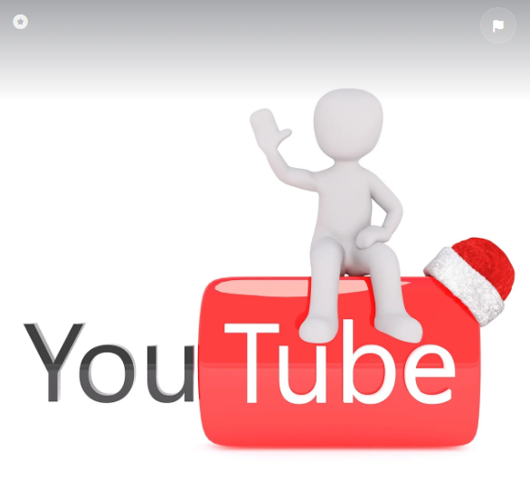 유튜브 로고위에 꼬마 모형이 앉아 있다.