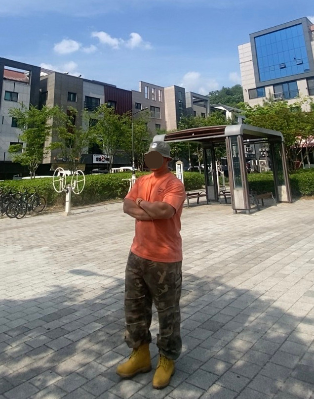 데일리룩('26. 5. 27.)로얄라이프 데님 버킷햇, 크림소다랩 스톤워싱 피그먼트 티셔츠, 카시오 A-159WGEA 골드, 테이크이지 카모 카펜터 카고팬츠, 팀버랜드 6인치 워커