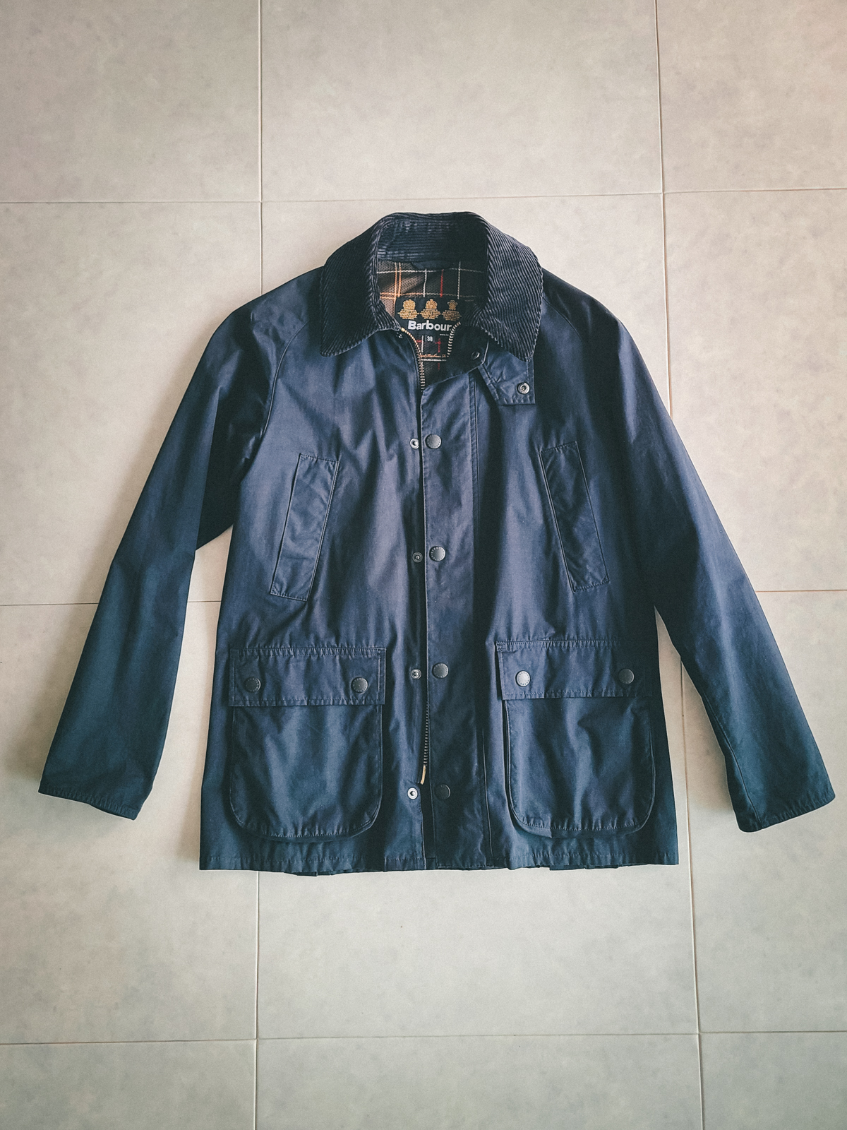 짙은 네이비 색감으로 매치하기 편합니다