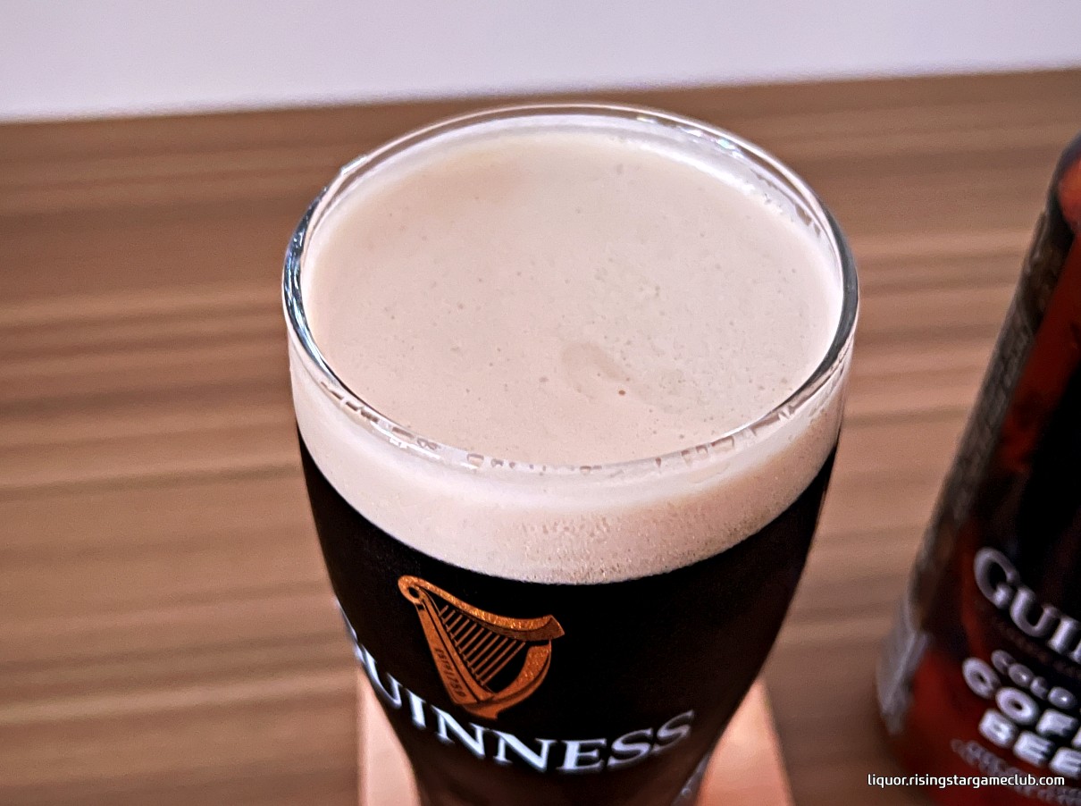 기네스 콜드브루 커피 맥주(GUINNESS Cold Brew Coffee Beer)의 크리미한 질소 거품