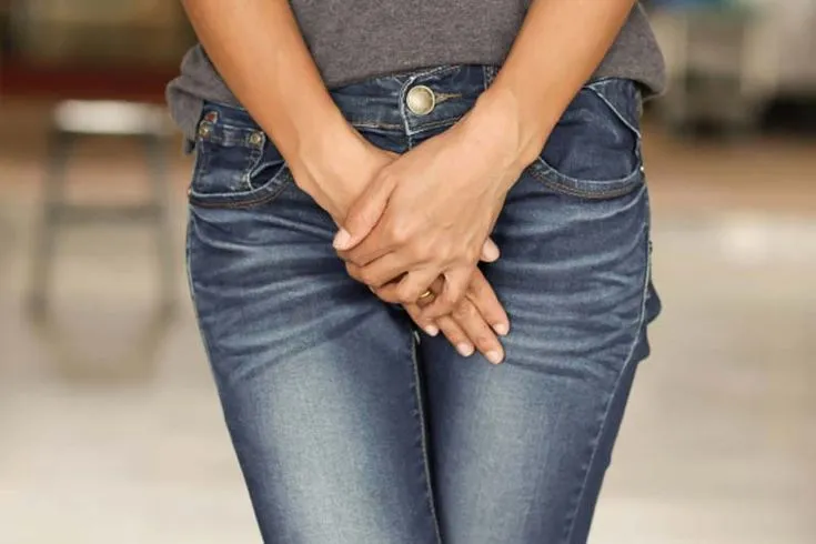 청바지위로-사타구니를-손으로-감싸로-있는-여성