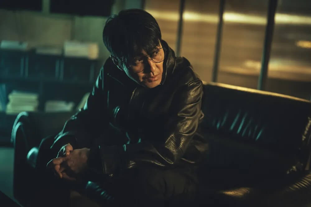 넷플릭스 광장의 차승원의 홍보 포스터입니다. 차영도역을 연기하며 특별출연하게 되었습니다.