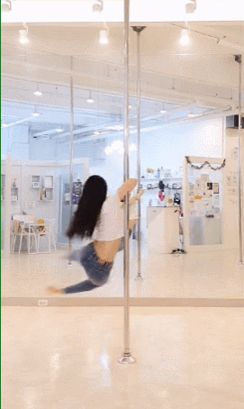폴댄스 운동하는 모습