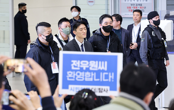 전직 대통령 전두환 씨의 손자 전우원 씨가 28일 오전 인천국제공항을 통해 귀국한 뒤 경찰에 체포돼 서울경찰청 마약범죄수사대로 압송되고 있다. [사진=뉴시스]