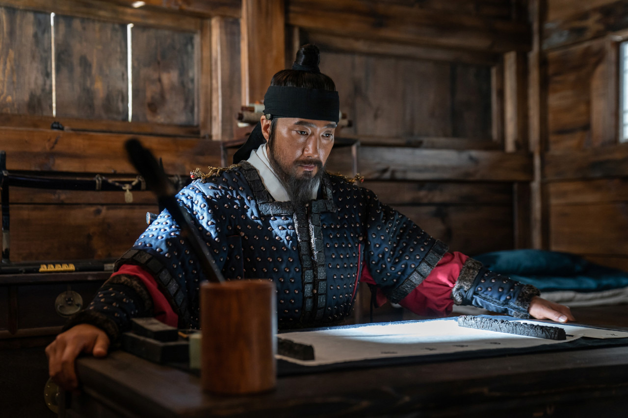 침묵 속에서 담담하게 전략을 짜는 이순신의 모습