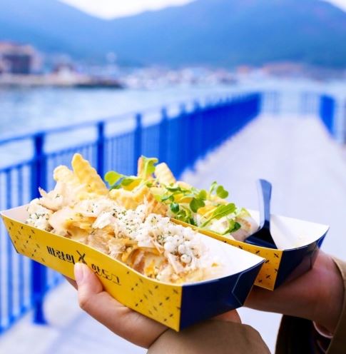 길거리에서 핫도그를 찍은 모습