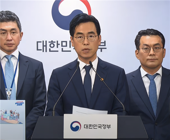 2025.7.5 김민재 행정안전부 장관 직무대행(민생회복 소비쿠폰 범정부 TF 단장)이 5일 오전 서울 적선동 정부서울청사 브리핑실에서 '민생회복 소비쿠폰 1차 지급계획'을 발표하고 있다.