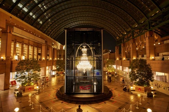 거대한 샹들리에가 홀 가운데에 놓여져 있다.