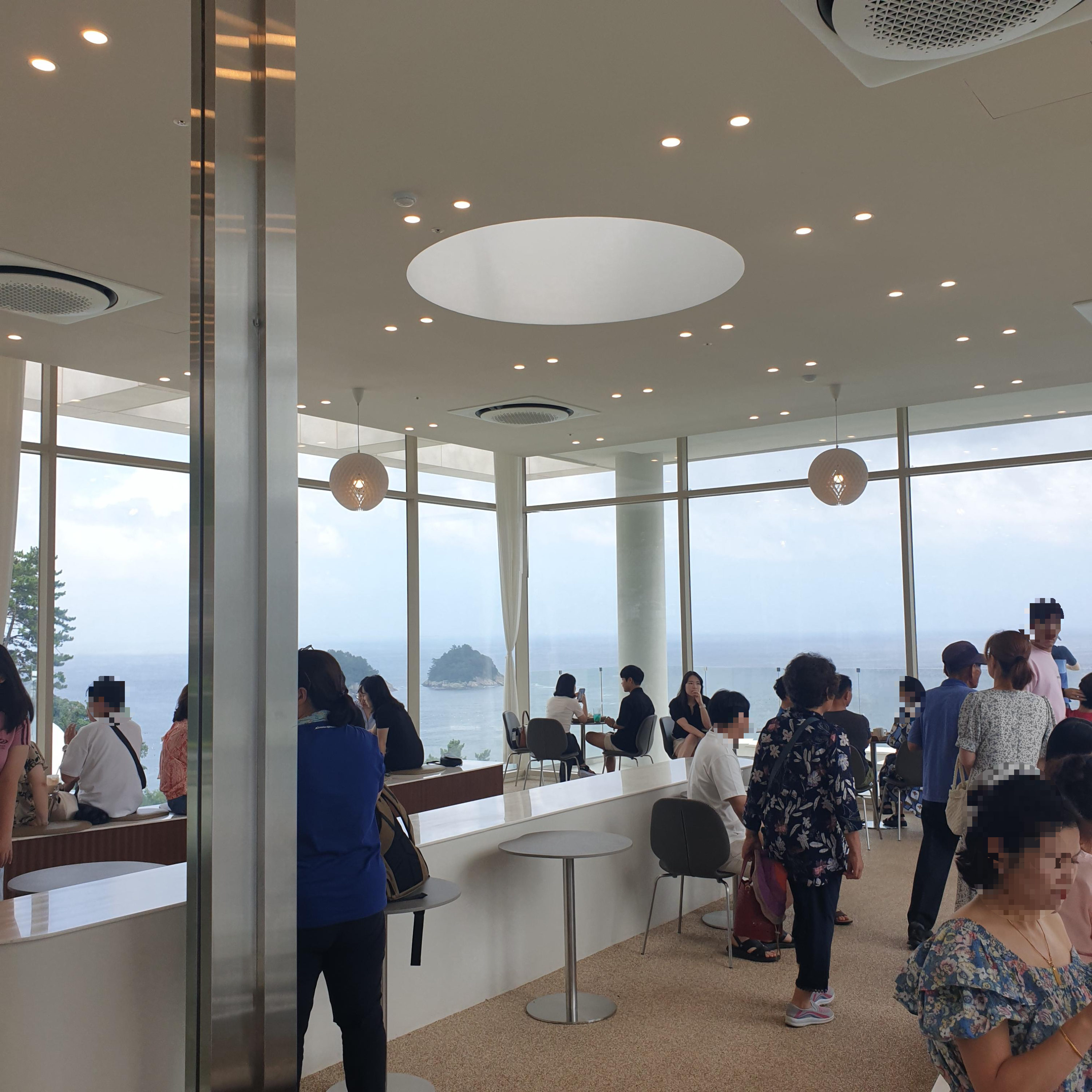 여수 카페 투어: 뷰카페 모이핀 오션(MOIFIN OCEAN) 소개_4층 좌석