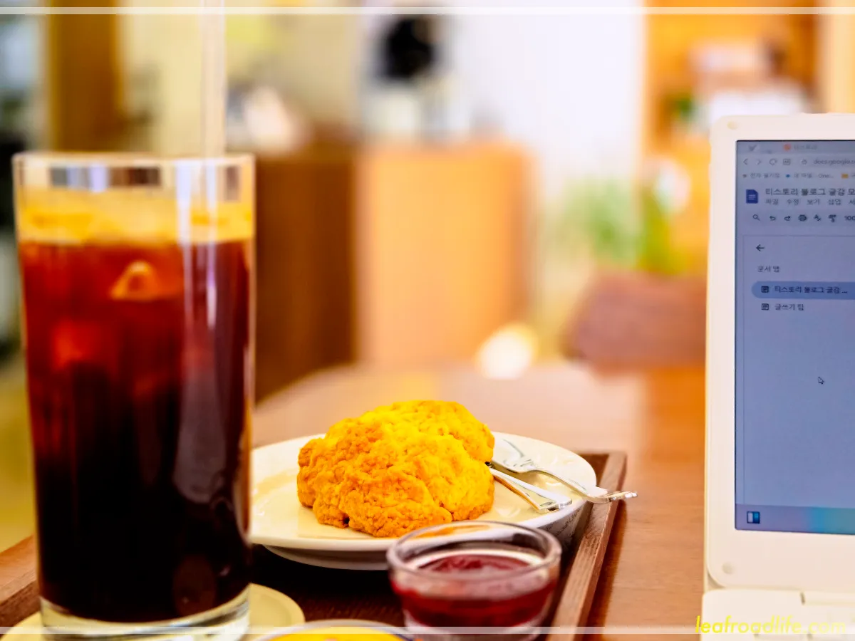 동대문구-전농동-브런치-카페-오래-스콘-아이스아메리카노-노트북