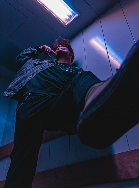 엘리베이터에서 발을 올리고 있는 남성 사진