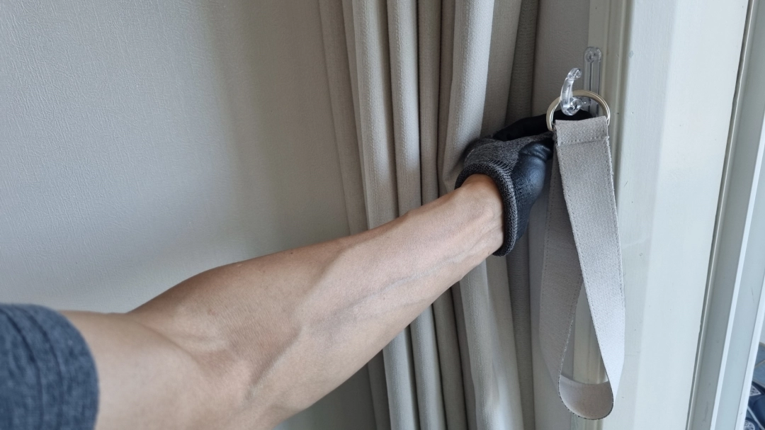 커튼 고정 고리 설치 모습