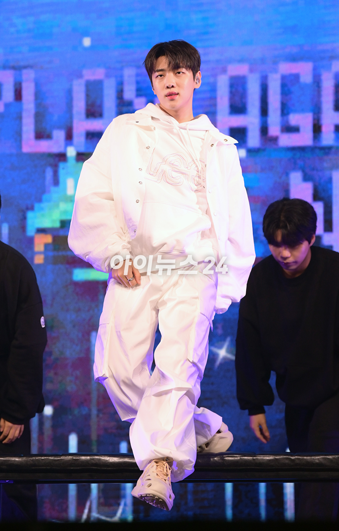 가수 재찬이 6일 오후 서울 광진구 예스24라이브홀에서 열린 DKZ 재찬의 첫 번째 미니앨범 &#39;제이씨팩토리(JCFACTORY)&#39; 발매 쇼케이스에 참석해 타이틀곡 &#39;헬로(Hello)&#39; 무대를 선보이고 있다. [사진=정소희 기자]