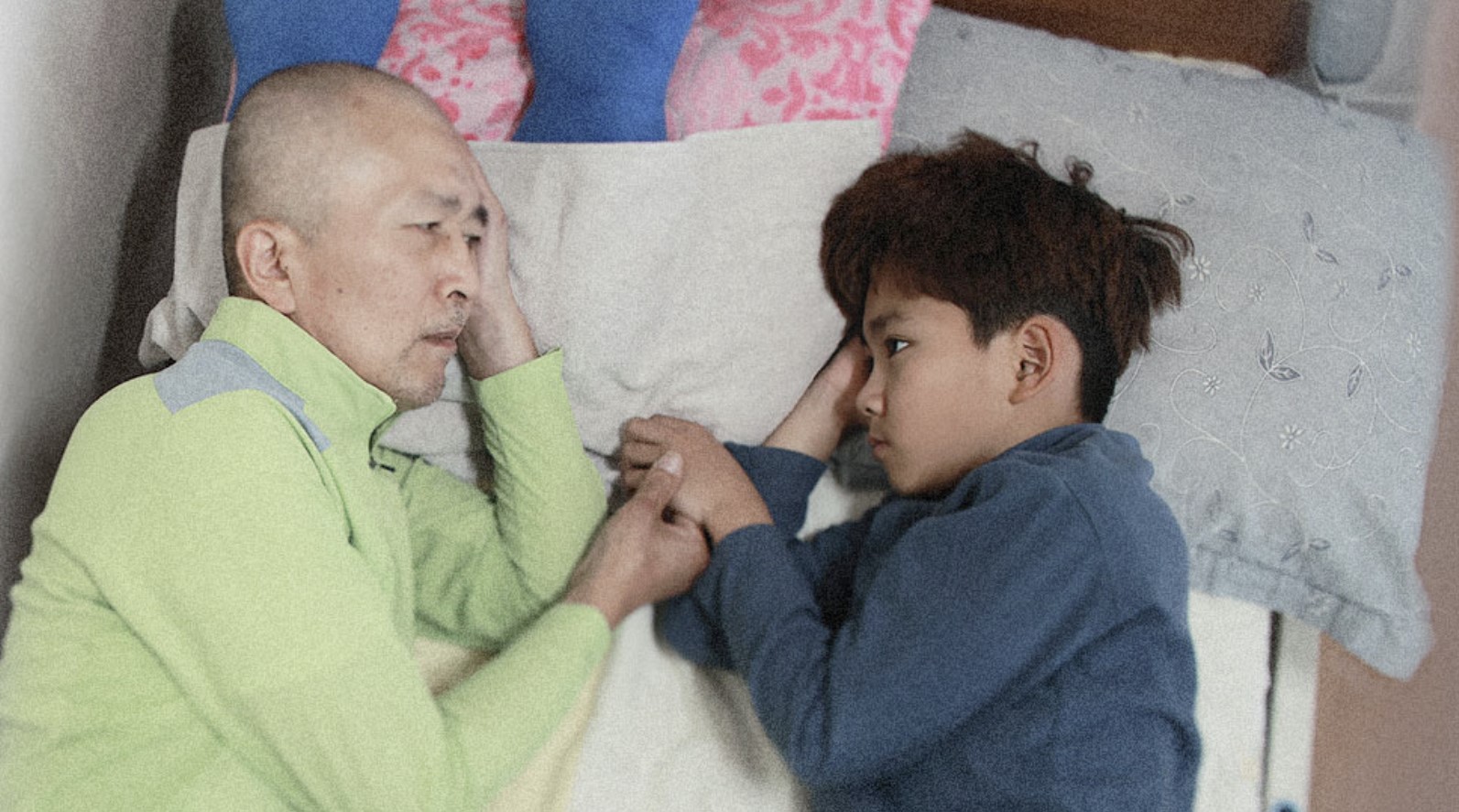 아빠와 함께 누워있는 명호