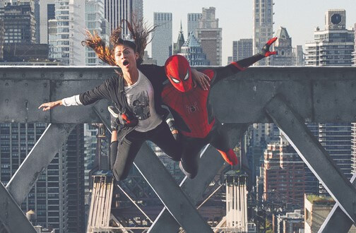 스파이더맨: 노 웨이 홈 스파이더맨이 사람을 구출하는 모습