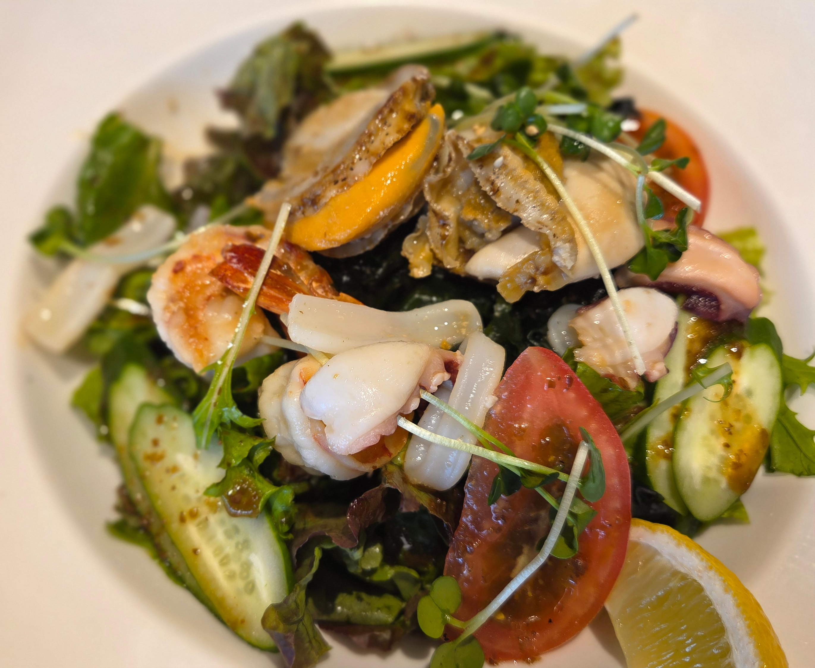 신선한 새우&amp;#44; 오징어&amp;#44; 홍합과 아삭한 채소가 듬뿍 올라간 파스타야 잇쵸메의 시푸드 샐러드