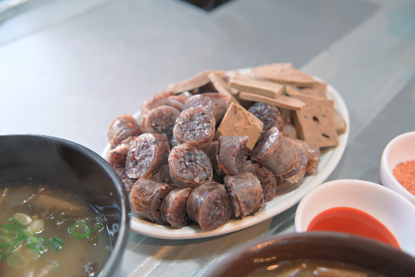 모듬 순대 한 접시와 순대국밥 일부가 보인다.
