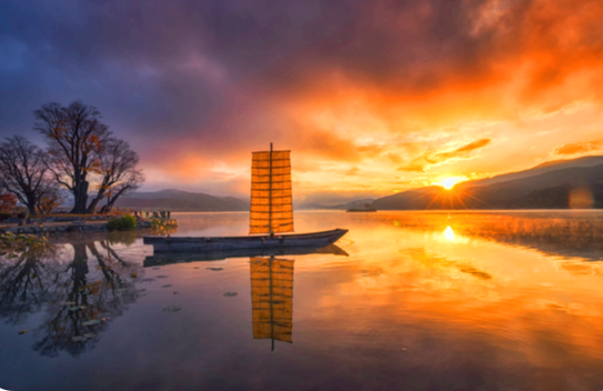 겨울 새벽 강 안개 사이로 떠오르는 해의 모습