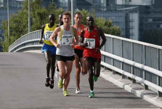 마라톤 대회에서 그룹으로 달리는 모습