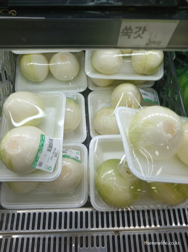 마트에서 판매되는 신선한 양파, 콜레스테롤 조절과 고지혈증 예방에 효과적인 양파 효능