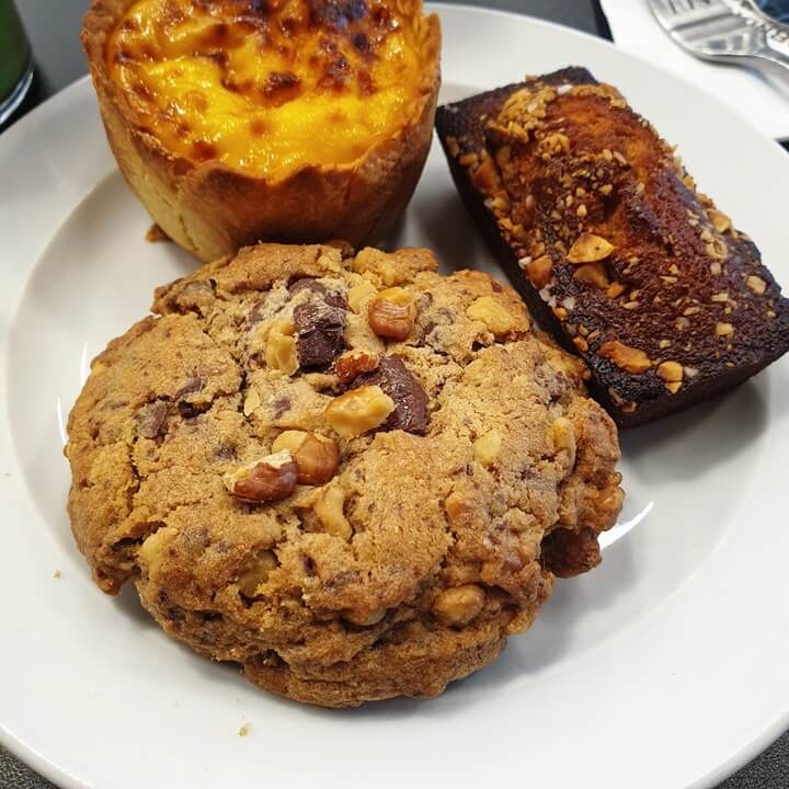 인포메이션카페의-디저트-발로나초콜릿호두쿠키가-한가운데-그릇에-놓여져있고-쿠키에는-호두와-초콜릿이-박혀있다