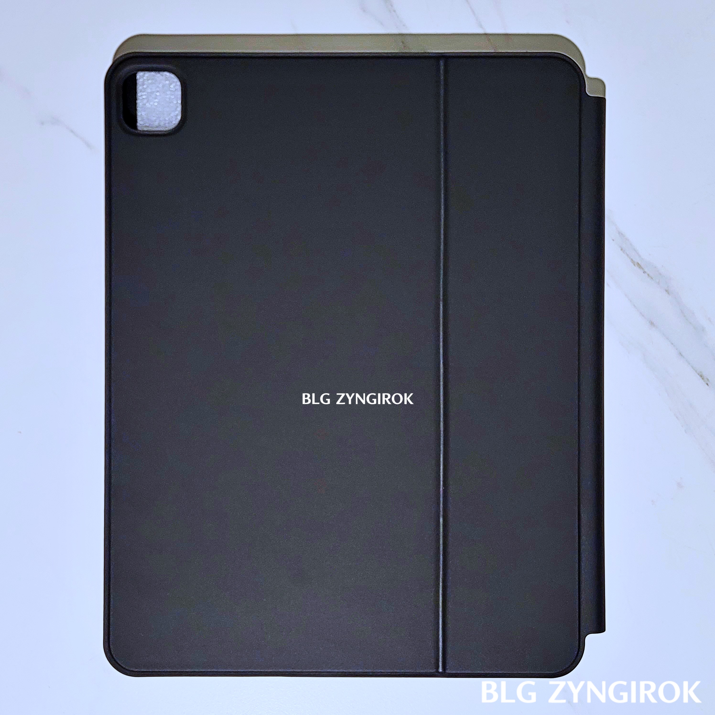 아이패드 키보드 케이스가 테이블 위에 놓여있다.