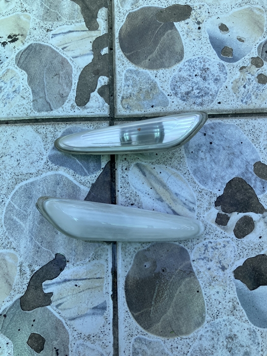 샌딩 후 밝은 실외에서 촬영된 두 개의 사이드 마커 비교 모습