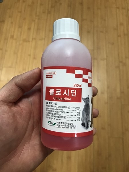클로시딘 250ml 강아지 고양이 피부병 소독약 전면 라벨 &ndash; 제품명&amp;#44; 성분 표시된 이화양행 동물용 소독제 