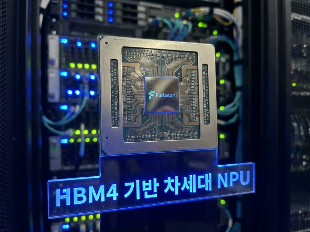 반도체 칩 클로즈업 이미지, 퓨리오사AI 로고와 'HBM4 기반 차세대 NPU' 한글 자막