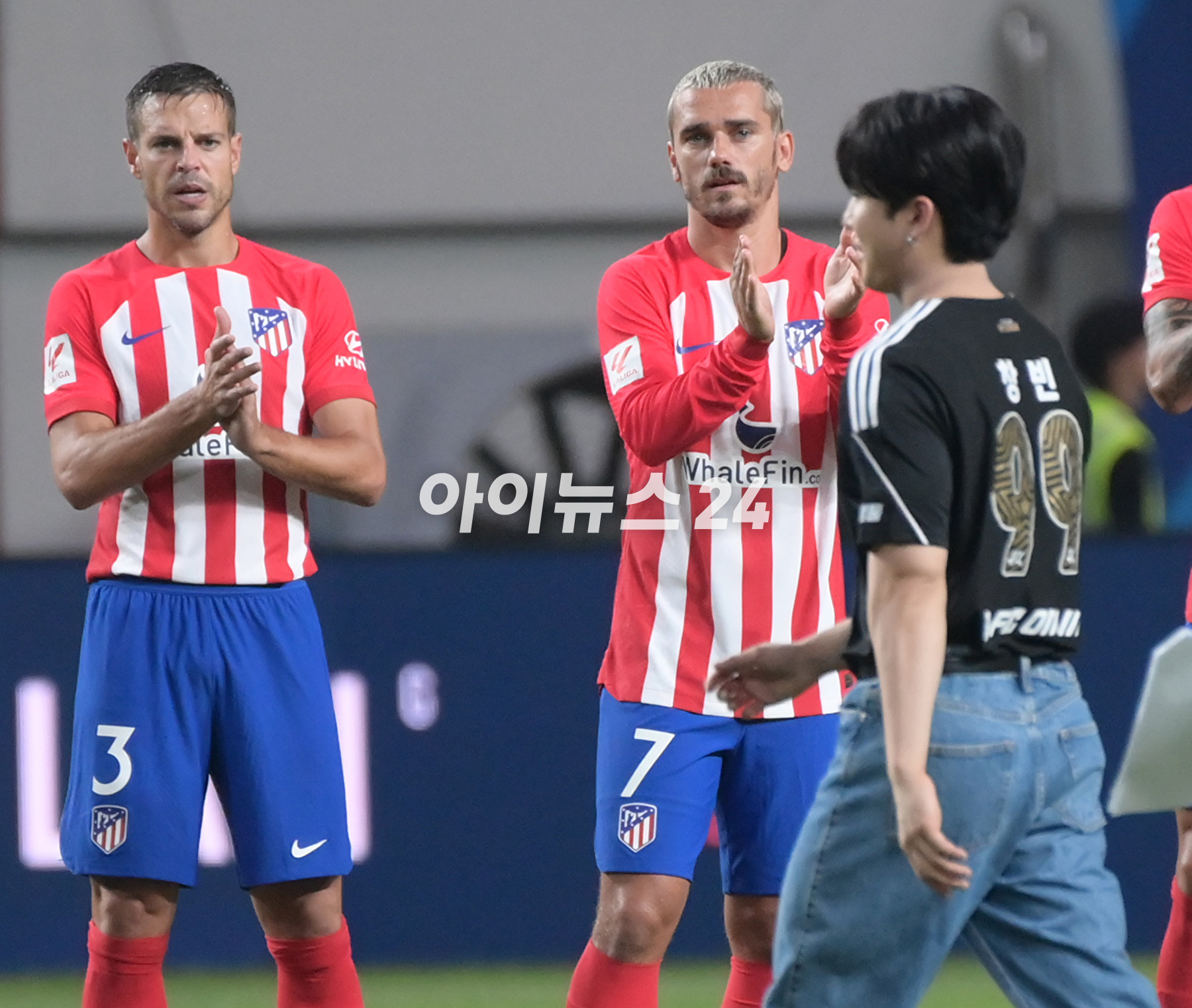 27일 서울 마포구 서울월드컵경기장에서 열린 쿠팡플레이 시리즈 1차전 팀 K리그와 아틀레티코 마드리드의 경기에서 그룹 스트레이키즈(Stray Kids) 창빈이 시축을 준비하고 있다. [사진=정소희 기자]