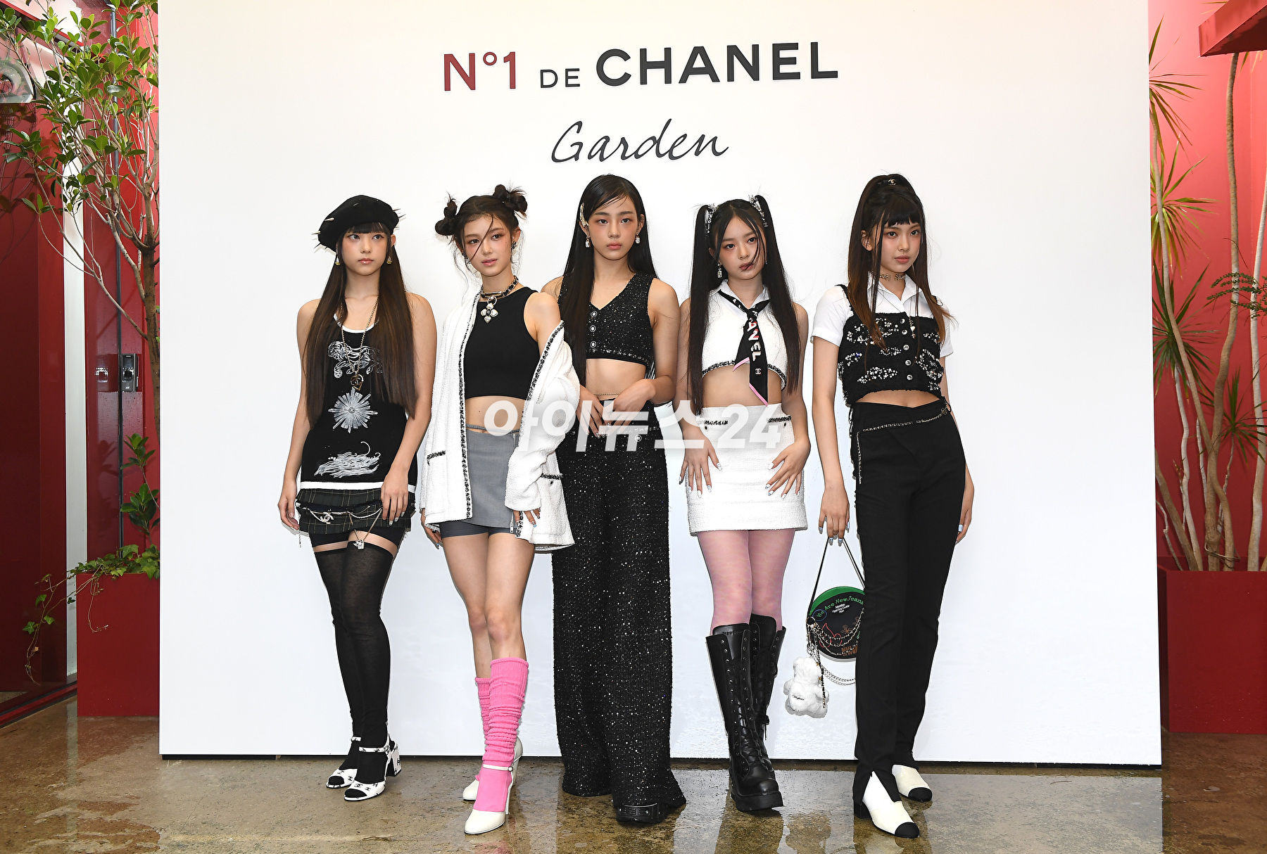 그룹 뉴진스(왼쪽부터 해린, 다니엘, 민지, 하니, 혜인)가 2일 오후 서울 성동구 성수동에서 진행된 샤넬 뷰티 N&deg;1 DE CHANEL GARDEN 오픈 기념 포토행사에 참석하고 있다. [사진=정소희 기자]