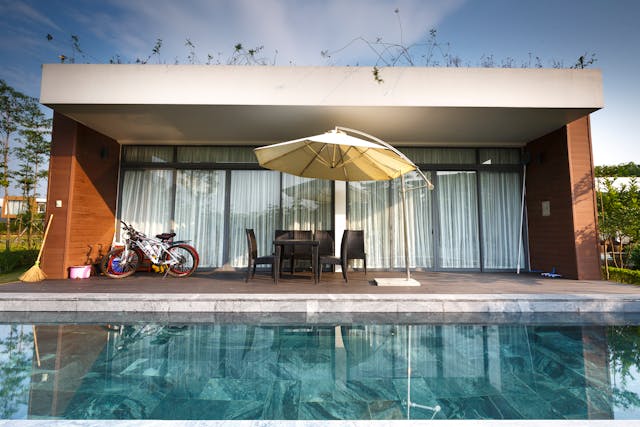 야외 수영장과 테라스가 있는 미니멀 주택 디자인