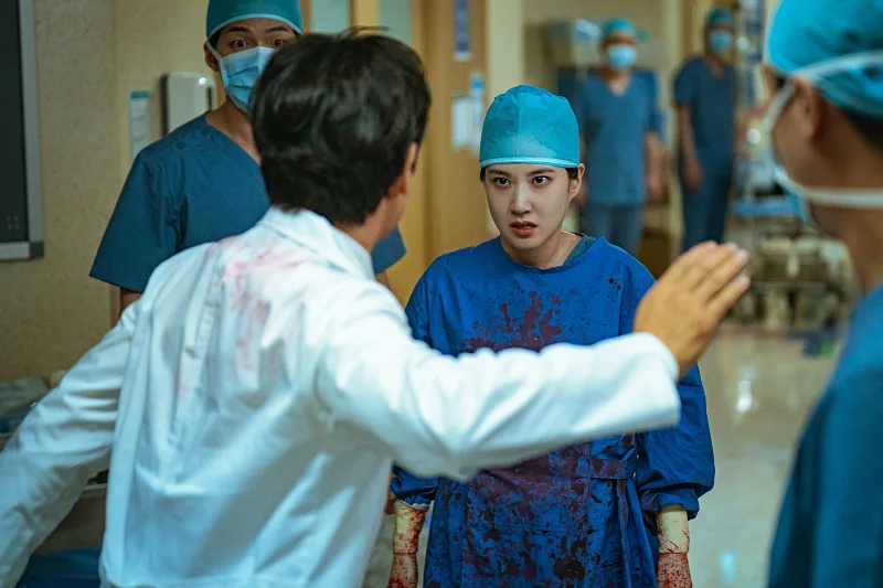 하이퍼나이프에서 수술복을 입고 있는 박은빈