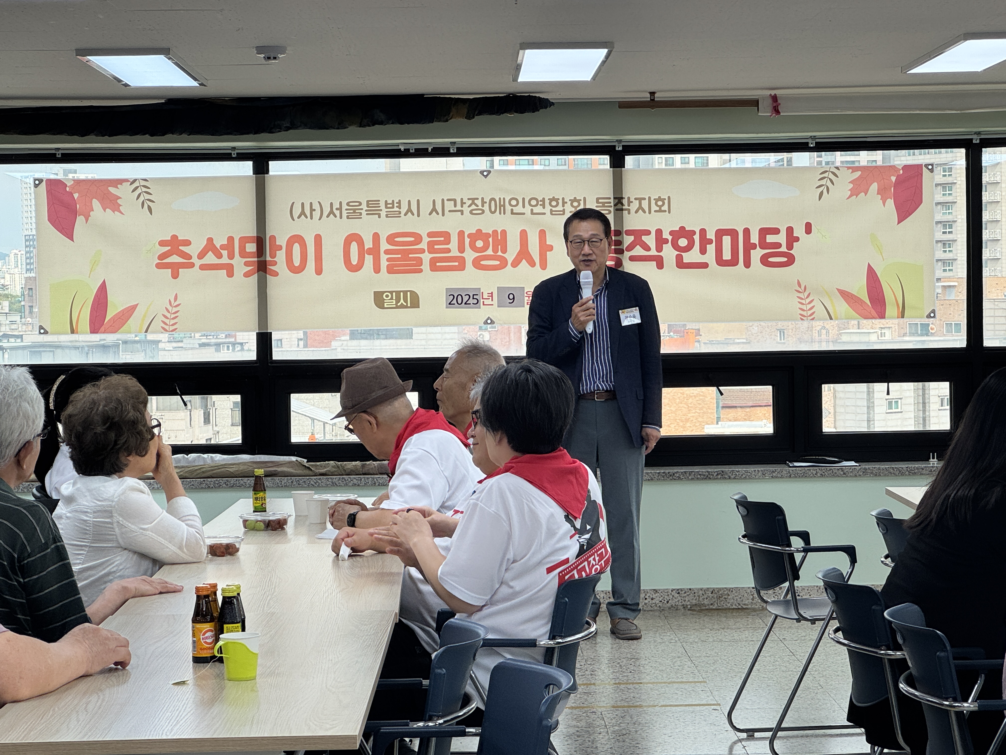 장순욱 구의원이 지회원들께 인사를 하는 모습