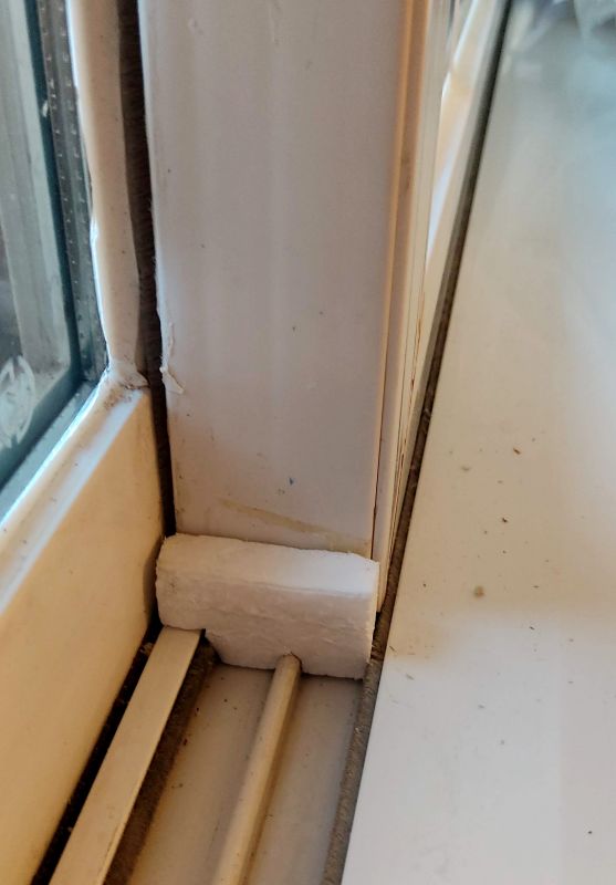 양면테이프로 스트로폼을 고정