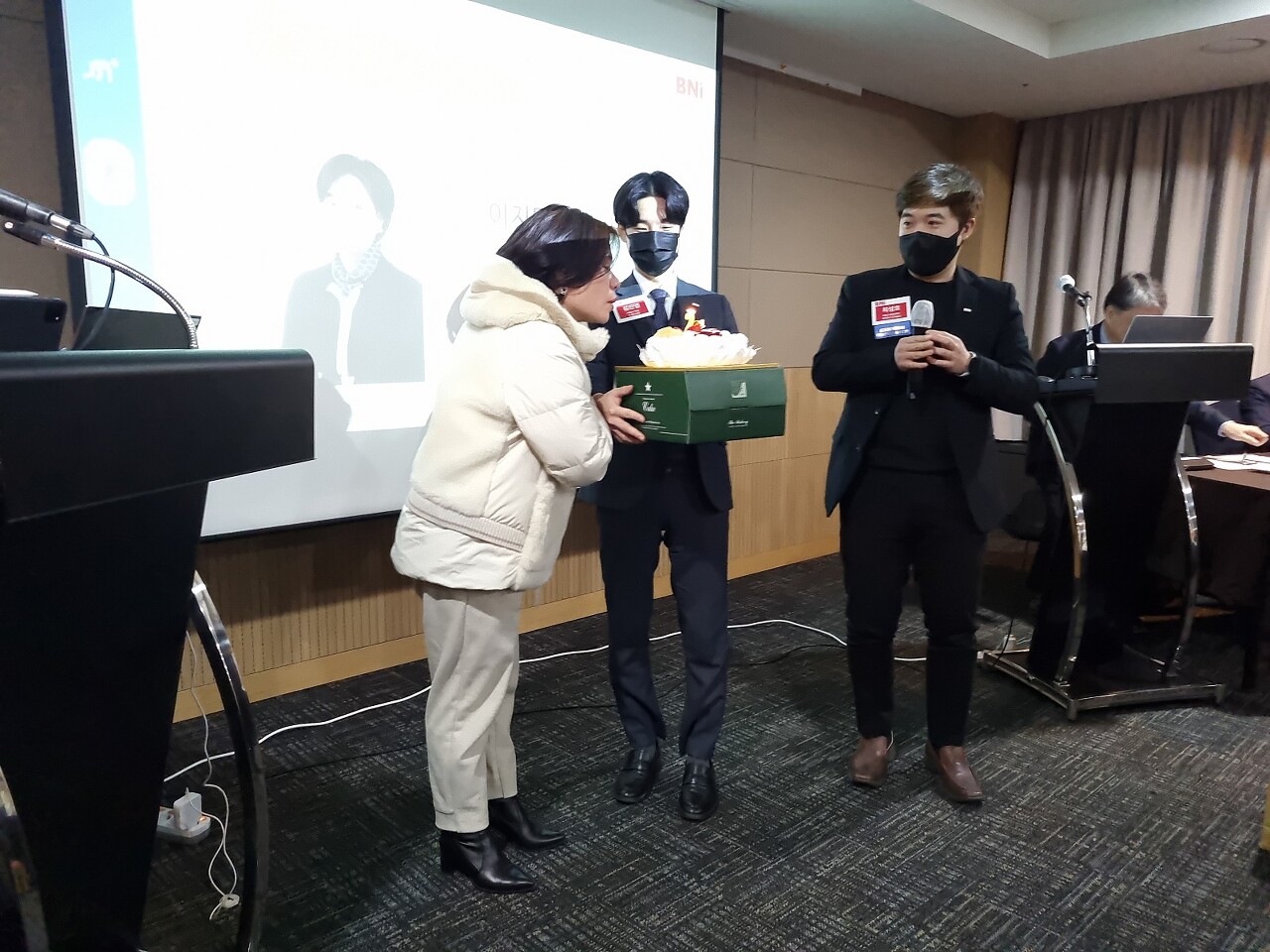 비엔아이 그랜드챕터의 2월 생일파티 민노블 이지민 대표님이 촛불을 끄고 있습니다.