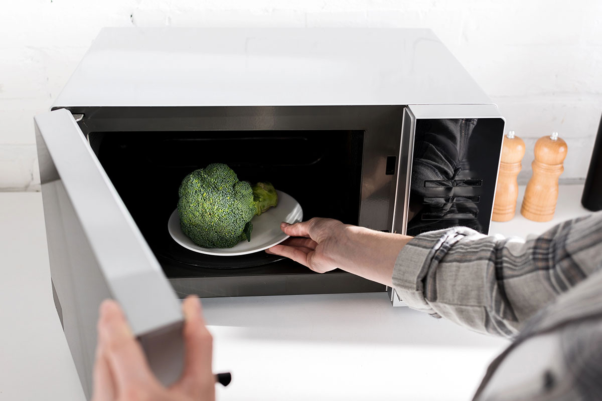 전자레인지로 데우면 절대 안 되는 음식