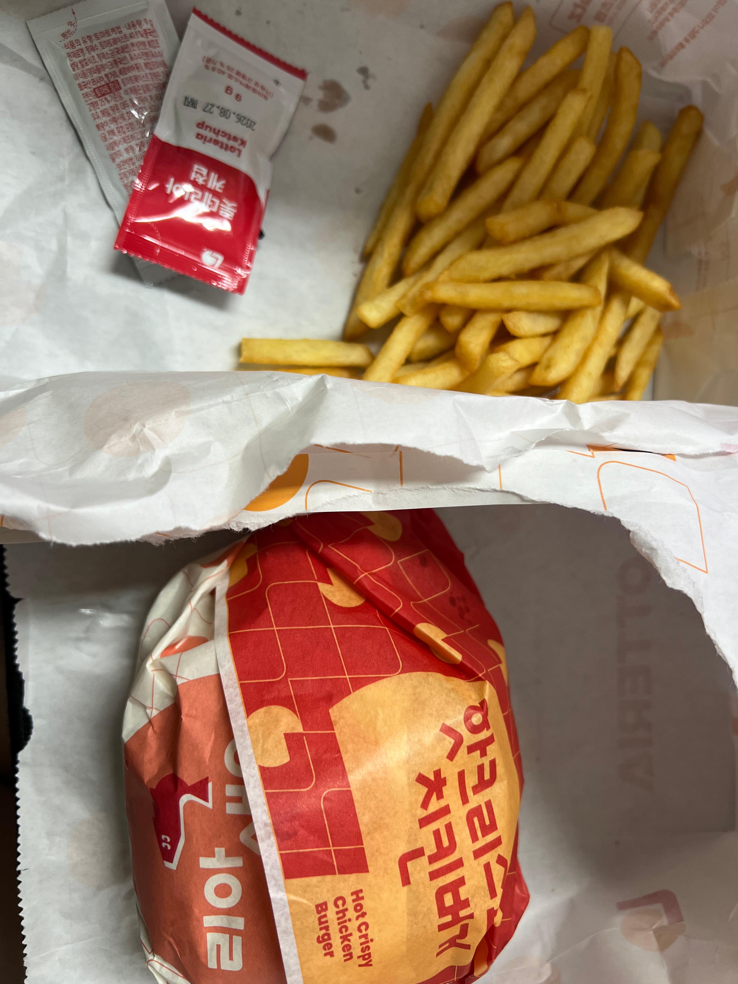 롯데리아 핫크리스피치킨버거세트 포장된 모습