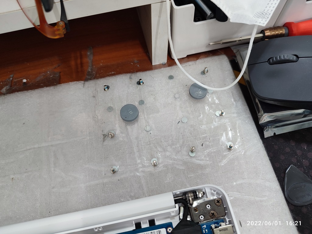 노트북의 나사를 한 곳에 잘 모아둡니다.