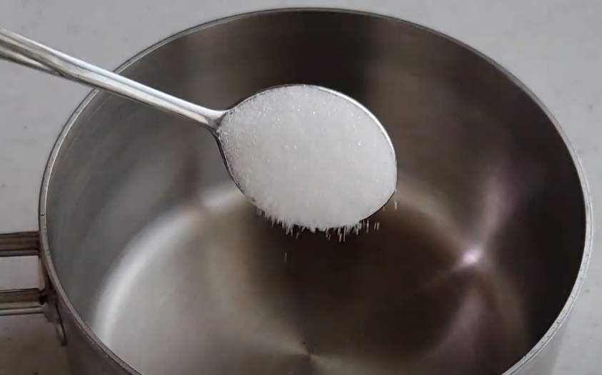 소스를 만드는 모습 설탕 한큰수&amp;#44;키위드레싱 4큰술