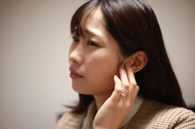 귀가 들리지 않는 여성